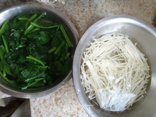 菠菜凉拌金针菇的做法步骤：3