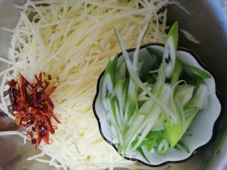 辣炒土豆丝的做法步骤：1
