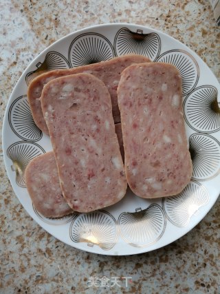 午餐肉三明治的做法步骤：1