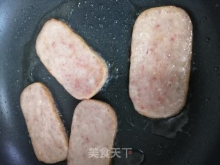 午餐肉三明治的做法步骤：2