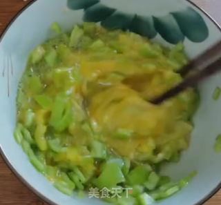 青椒炒蛋的做法步骤：2