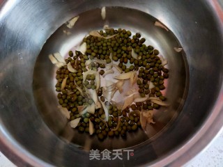 冰糖绿豆百合汤的做法步骤：1