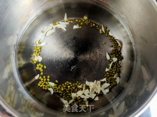 冰糖绿豆百合汤的做法步骤：3