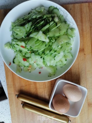 黄瓜炒鸡蛋的做法步骤：1
