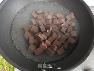 地皮鸭血汤的做法步骤：3