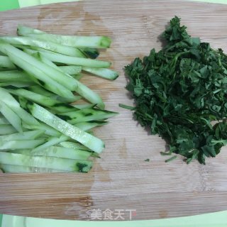 香菜凉拌黄瓜的做法步骤：1