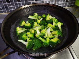 蒜蓉西兰花的做法步骤：1