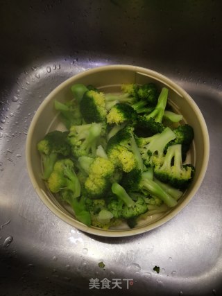 蒜蓉西兰花的做法步骤：2