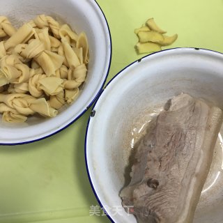 五花肉片烧百叶结的做法步骤：1