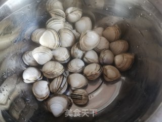 辣炒白蛤的做法步骤：1