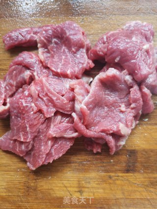 尖椒炒牛肉的做法步骤：2