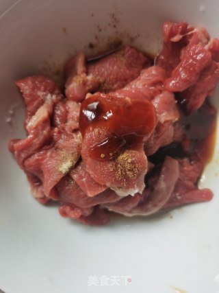 尖椒炒牛肉的做法步骤：3