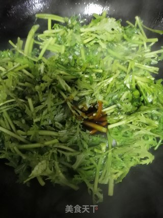 蚝油茼蒿的做法步骤：3