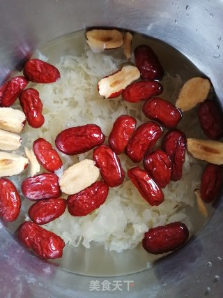 大米红枣银耳羹的做法步骤：1