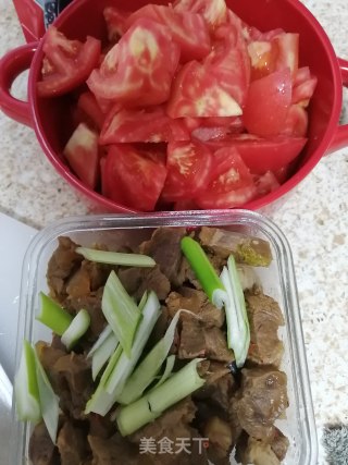 家常牛肉炖番茄的做法步骤：3