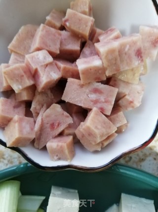 红油午餐肉烧豆腐的做法步骤：2