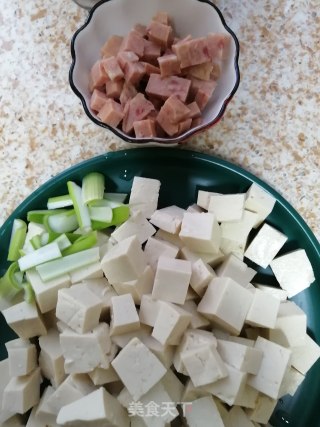 红油午餐肉烧豆腐的做法步骤：3