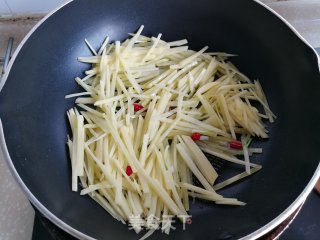 酸辣土豆丝的做法步骤：4