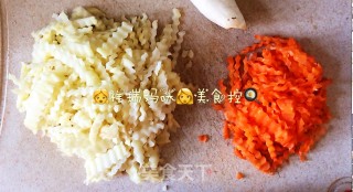 原创【????仙草味道????私房菜????】????女儿????的????味道????酸甜的三色土豆丝????的做法步骤：1