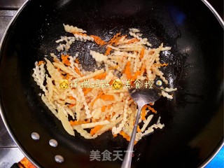 原创【????仙草味道????私房菜????】????女儿????的????味道????酸甜的三色土豆丝????的做法步骤：3