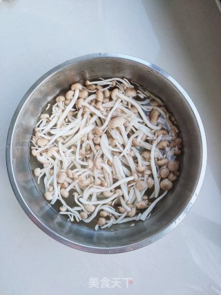 酥炸海鲜菇的做法步骤：1
