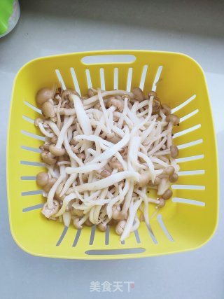 酥炸海鲜菇的做法步骤：2