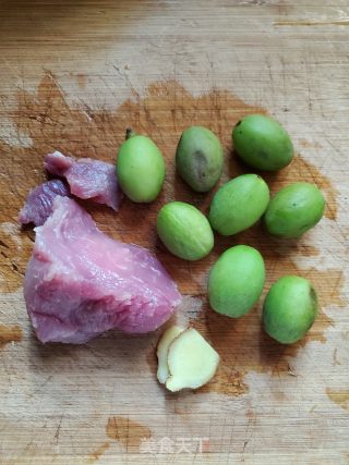 瘦肉炖青橄榄的做法步骤：1