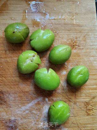瘦肉炖青橄榄的做法步骤：2