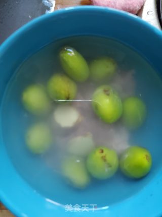 瘦肉炖青橄榄的做法步骤：3