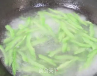凉瓜炒蛋的做法步骤：3