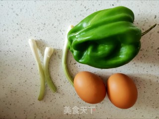 青椒葱花炒鸡蛋的做法步骤：1