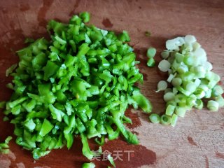 青椒葱花炒鸡蛋的做法步骤：2
