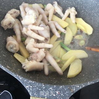 土豆烧鸡爪的做法步骤：15