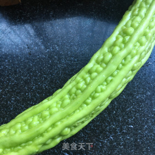 蒜香苦瓜片的做法步骤：1