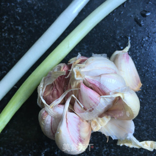 蒜香苦瓜片的做法步骤：2