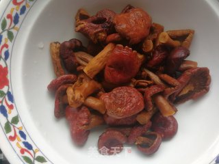 红菇排骨汤的做法步骤：2