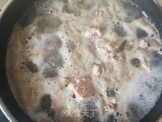 红菇排骨汤的做法步骤：5