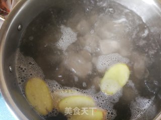红菇排骨汤的做法步骤：8