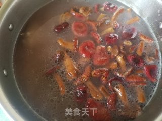 红菇排骨汤的做法步骤：9