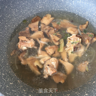 南瓜花排骨面的做法步骤：2