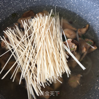 南瓜花排骨面的做法步骤：3