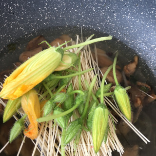 南瓜花排骨面的做法步骤：5