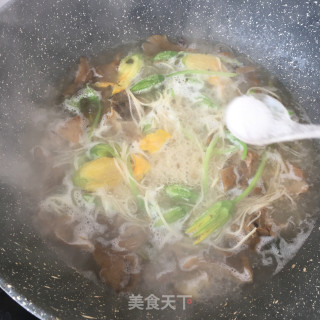 南瓜花排骨面的做法步骤：6