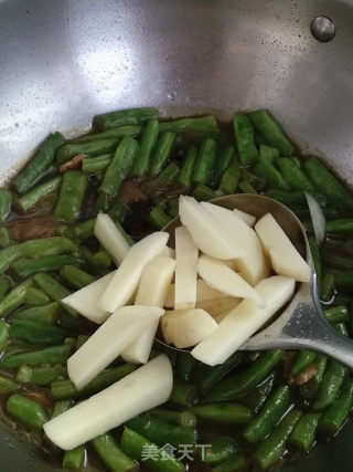 土豆烧豆角的做法步骤：4