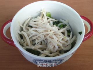 酸爽杏鲍菇拌菠菜的做法步骤：7