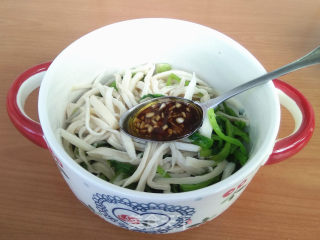 酸爽杏鲍菇拌菠菜的做法步骤：8