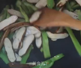 青椒炒豆干的做法步骤：2