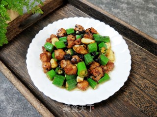 豆豉秋葵炒花肉的做法步骤：11