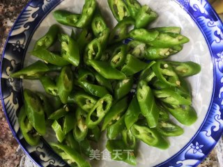 五花肉炒线椒的做法步骤：2