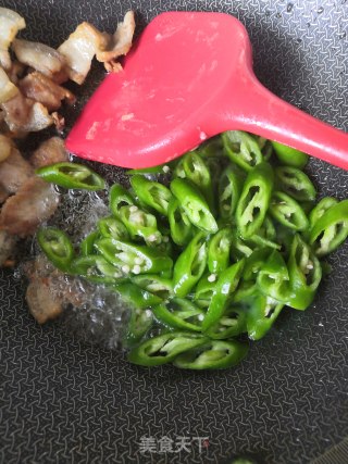 五花肉炒线椒的做法步骤：5